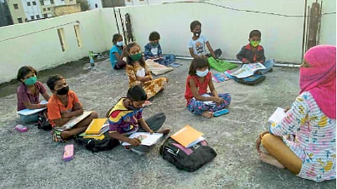 पुणे - रेडिओ कार्यक्रमाच्या माध्यमातून शिक्षण घेताना विद्यार्थ्यांचा गट