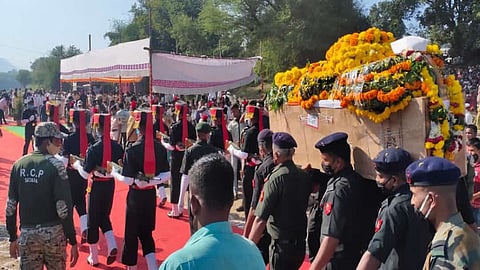 'अमर रहे' च्या घोषणांतून शेकडाे युवकांची हुतात्मा सुजित किर्दतांना अभिवादन