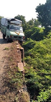 शिरपुर-शहादा महामार्गावरील खड्यांमुळे आठ दिवसांत तीन अपघात 