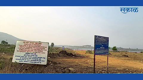 वडेश्‍वर - ठोकळवाडी धरण पोहण्यासाठी धोकादायक असल्याच्या सूचना देणारे टाटा पॉवरचे फलक.