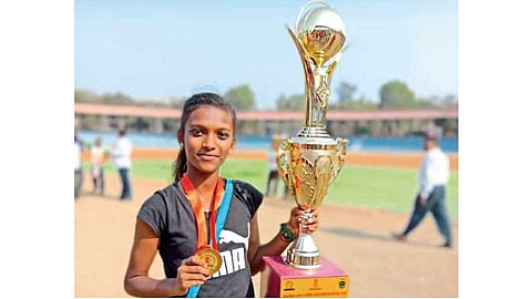 अमरावती - राज्यस्तरीय धावण्याच्या स्पर्धेत प्रथम क्रमांक मिळविणारी तृप्ती चषकासह.