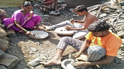 रोजीरोटीसाठी कष्ट उपसणारा वडार समाज वाऱ्यावर