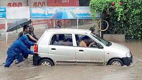 पिंपळगाव बसवंत - पुराच्या पाण्यात अडकलेल्या वाहनांना धक्का मारून बाहेर काढताना बापूसाहेब पाटील व त्यांचे सहकारी.