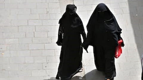 चपलामुळे उघड झाले प्रेमीयुगुलाचे गुपित 