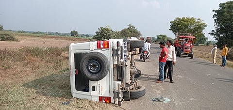 परतूर : वाळू माफियांनी उलटवून टाकलेली जीप. 