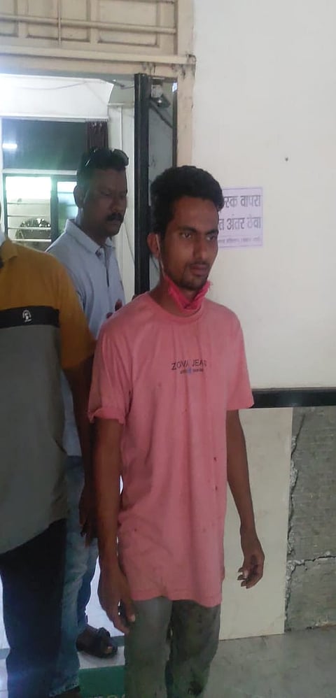 Prisoners get parcels from the walls of the prison. The thrower was arrested and escaped