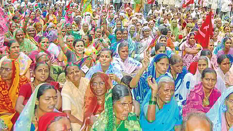 मोलकरणींच्या मोर्चाचे संग्रहित छायाचित्र. 