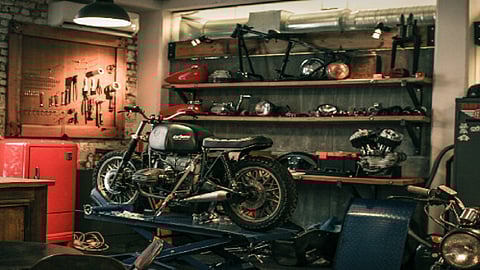 ऑटोमोबाईल गॅरेजमध्ये वाहनांची गर्दी! मॅकेनिकची मात्र वनवा