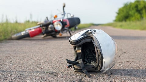 accident in lanja ratnagiri one young dead in accident and one injured