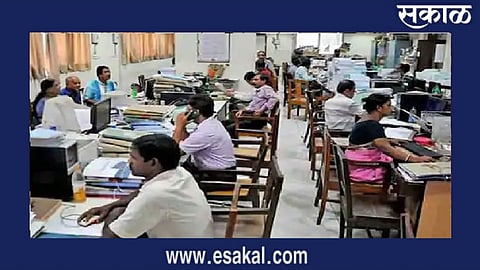 akola corona effect: One and a half lakh officers and employees are facing the sword of early retirement