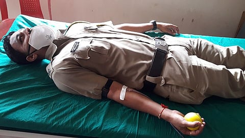 police tushar waghate Blood donation at Patradevi check post on Maharashtra Goa border despite being on duty