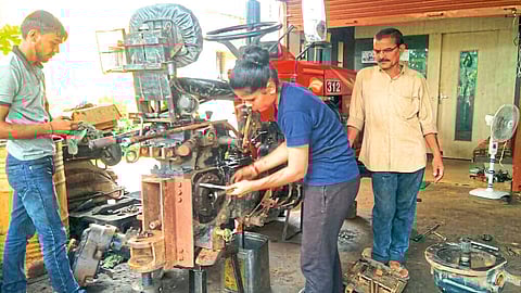 साकोली : गॅरेजमध्ये ट्रॅक्‍टर दुरुस्ती करताना हातझाडे.