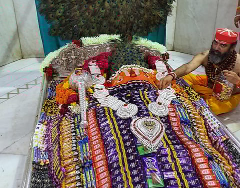 खुलताबाद ः भद्रा मारुतीच्या मूर्तीची चॉकलेट्‌सने आकर्षक सजावट करण्यात आली होती.