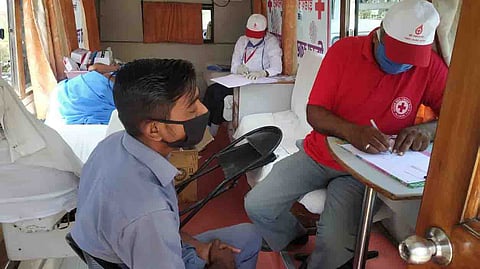 रेडक्रॉसचा फिरता दवाखाना...गरिब रुग्णांसाठी ठरतोय संजिवनी ! 