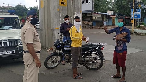 Video : लॉकडाउनमध्ये त्यांनी कुत्र्याचे पिल्लू वाचविण्यासाठी रिस्क घेतली अन्...