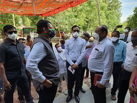 Devendra Fadnavis visits Kovid Center, also inspects akola GMC; Inquiries of patients, information taken about treatment