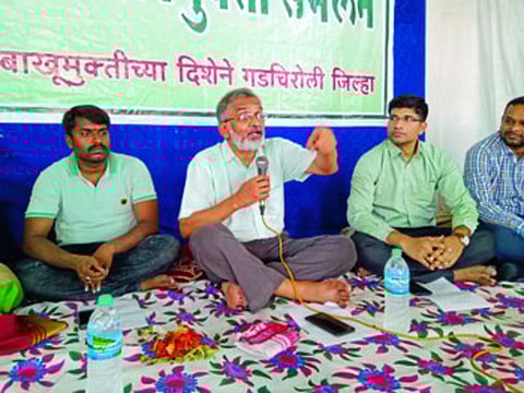  एटापल्ली : व्यसनमुक्ती संमेलनात मार्गदर्शन करताना डॉ. अभय बंग