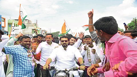 बीड जिल्ह्यातील गेवराई येथे काढण्यात आलेली दुचाकी फेरी.