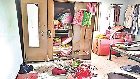 thieves theft more than 7 lacs from home in Nagpur 