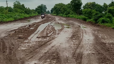 Hivarkhed-Telhara state highway in Akola district has become a death trap!