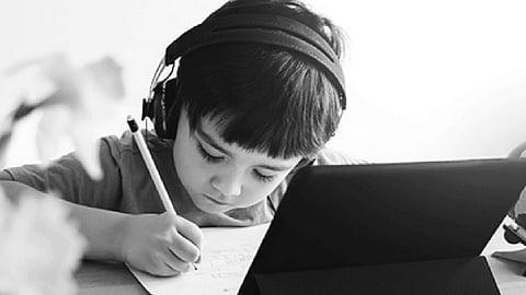 headphones cause problems of eye and ear