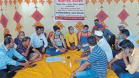 मृत अर्भकप्रकरण : कर्मचाऱ्यांच्या हलगर्जीपणावर ग्रामस्थांचा 'प्रहार'; हेळवाकला अर्धनग्न आंदोलन