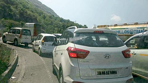 खंबाटकी घाटात तीन तास कोंडी, वाहनांच्या लांबलचक रांगा