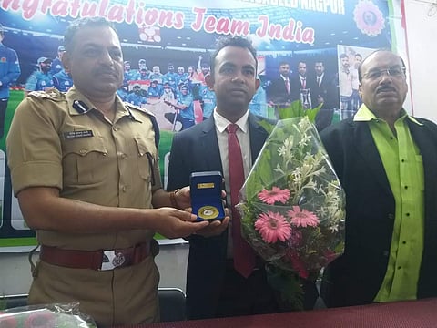 गुरुदास राऊतचा पुष्पगुच्छ देऊन सत्कार करताना नीलेश भरणे व अन्य मान्यवर.