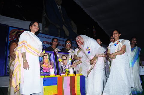 नागपूर : दीक्षाभूमीवर आयोजित महिला परिषदेच्या उद्‌घाटनप्रसंगी डॉ. कमल गवई; बाजूला रेखा खोब्रागडे, तक्षशीला वाघधरे व इतर. 