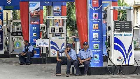 Akola News: Don't fill up with petrol today !; Gasoline has crossed ninety, a six-month high