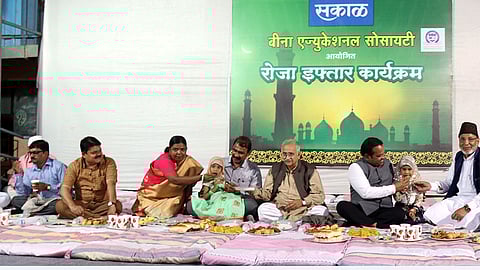 गळाभेटीतून एकमेकांना शुभेच्छा 