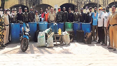 जालना ः कदीम जालना पोलिसांनी जप्त केलेल्या साहित्यासह पोलिस अधिकारी, कर्मचारी. 