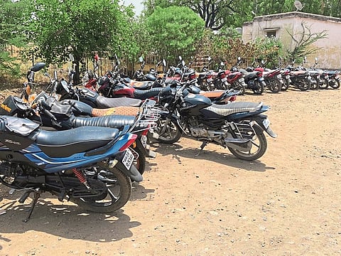ek lakhacha dand