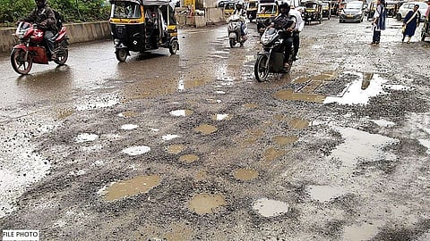 मुख्यमंत्र्यांच्या ठाणे दौऱ्याआधी रस्ते चकाचक, स्वतः एकनाथ शिंदेनी रस्त्यावर उभं राहून करून घेतलं काम