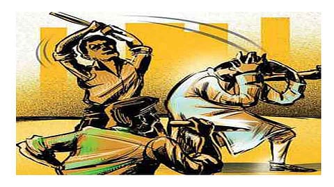  Look at his courage: beating the female police officer