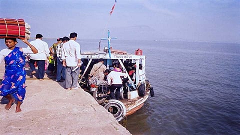 रेवस बंदरजेट्टी उत्तरेला दोनशे मीटर पुढे वाढवावी; प्रवासी संघटनांची मागणी 