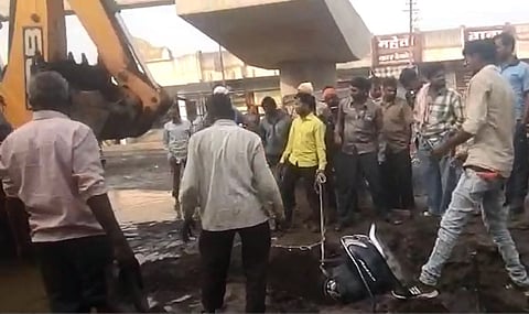 akola water pipe broke and the bike got into water