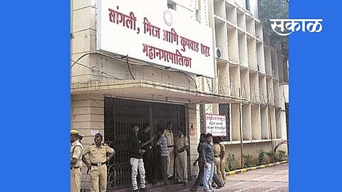 sangli mayor update mainuddin bagwan withdraws ncp  dhiraj survanshi agiton online voteing sangli political news