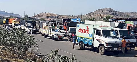 Vehicles transporting vegetables were stopped by the police