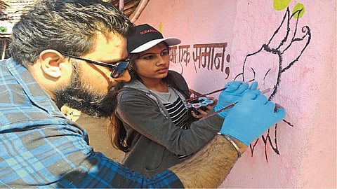 महाड : भिंती रंगवताना सुदर्शन केमिकल कंपनीचे कर्मचारी.