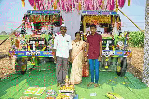 farmer celebrate tractor birthday in rashiwade kolhapur