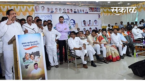 गट-तट विसरा आणि कामाला लागा; यश निश्चीत मिळेल !