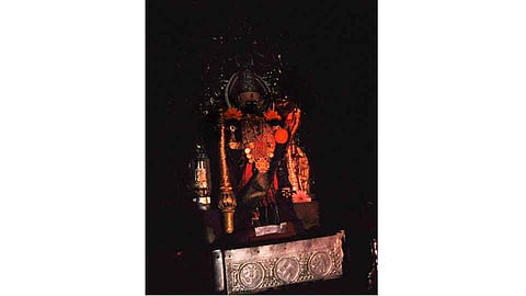 अंबाबाई देवीच्या हातातील म्हाळुुगापर्यंत पोहोचली किरणे