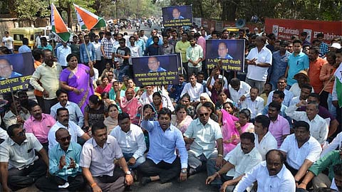 पिरजादे यांच्या घरासमोर राष्ट्रवादीची निदर्शने