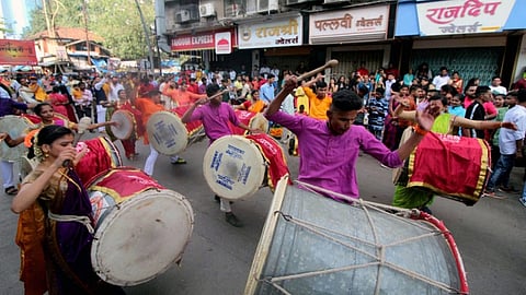 डोंबिवलीच्या फडके रोडला दिवाळी पहाटेची आस ; कोरोना संसर्ग कमी झाल्याने तरुणाईत उत्साह