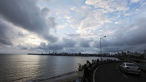मुंबईचे हवामान ढगाळ; तापमानात घट झाल्याने दिलासा