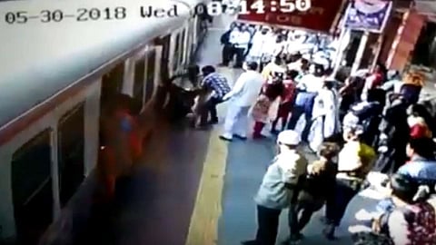 आरपीएफ कर्मचाऱ्यांच्या तत्परतेमुळे महिला प्रवाशाचा जीव वाचला; मुंब्रा स्थानकावरील घटना सीसीटीव्हीत कैद