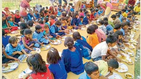 आदिवासी पाड्यांतील गरजूंना अन्न, कपडे वाटप 