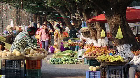 कसा रोखणार कोरोनाला? ना तोंडावर मास्क, ना सोशल डिस्टन्सिंग; नवी मुंबई फेरीवाल्यांकडून नियमांची पायमल्ली