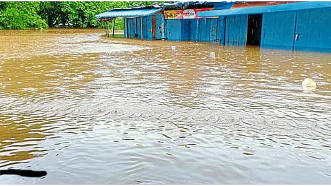 Gad River Flood Water Enters In Makhajan Market 